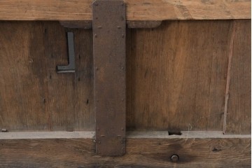 アンティーク建具　明治から大正期　細身の格子と意匠金具の幅狭格子蔵戸1枚　(R-086521)