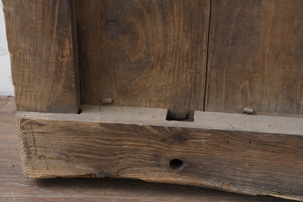 アンティーク建具　明治から大正期　細身の格子と意匠金具の幅狭格子蔵戸1枚　(R-086521)