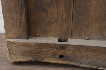 アンティーク建具　明治から大正期　細身の格子と意匠金具の幅狭格子蔵戸1枚　(R-086521)