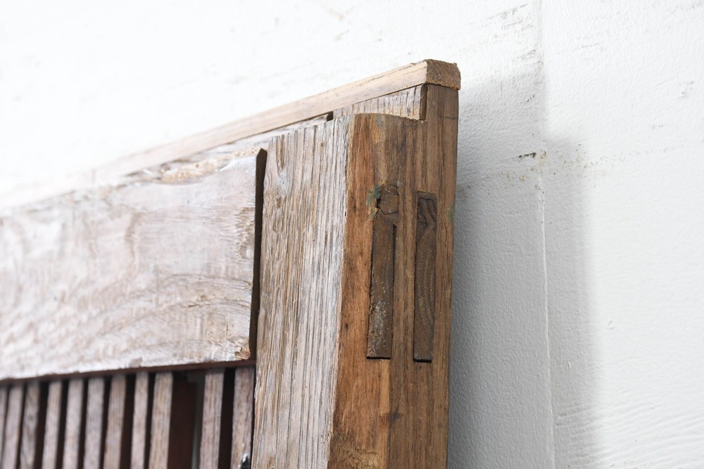 アンティーク建具　明治から大正期　細身の格子と意匠金具の幅狭格子蔵戸1枚　(R-086521)