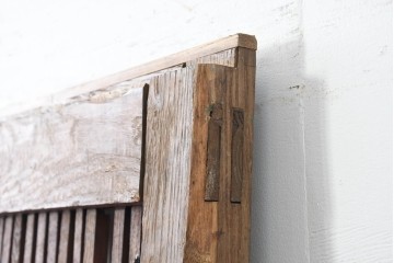 アンティーク建具　明治から大正期　細身の格子と意匠金具の幅狭格子蔵戸1枚　(R-086521)