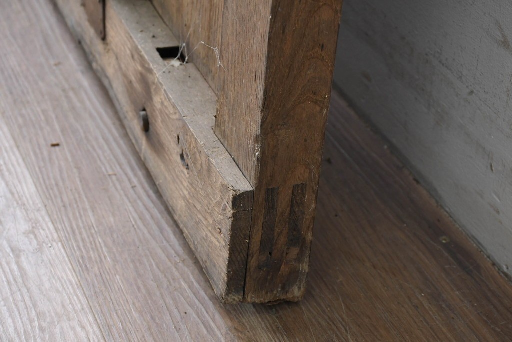 アンティーク建具　明治から大正期　細身の格子と意匠金具の幅狭格子蔵戸1枚　(R-086521)