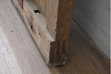 アンティーク建具　明治から大正期　細身の格子と意匠金具の幅狭格子蔵戸1枚　(R-086521)