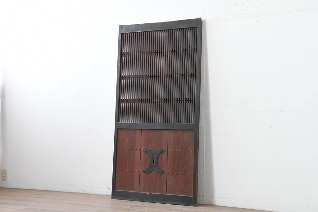 アンティーク建具　明治から大正期　縦桟×鋲打ちにツートンカラーが渋い格子蔵戸1枚　　(R-086522)