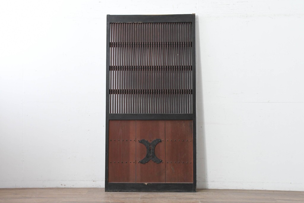 アンティーク建具　明治から大正期　縦桟×鋲打ちにツートンカラーが渋い格子蔵戸1枚　　(R-086522)