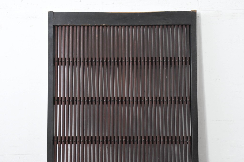 アンティーク建具　明治から大正期　縦桟×鋲打ちにツートンカラーが渋い格子蔵戸1枚　　(R-086522)