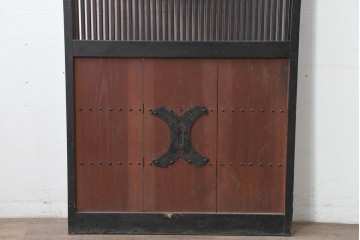 アンティーク建具　明治から大正期　縦桟×鋲打ちにツートンカラーが渋い格子蔵戸1枚　　(R-086522)