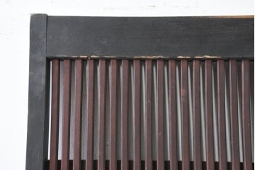アンティーク建具　明治から大正期　縦桟×鋲打ちにツートンカラーが渋い格子蔵戸1枚　　(R-086522)