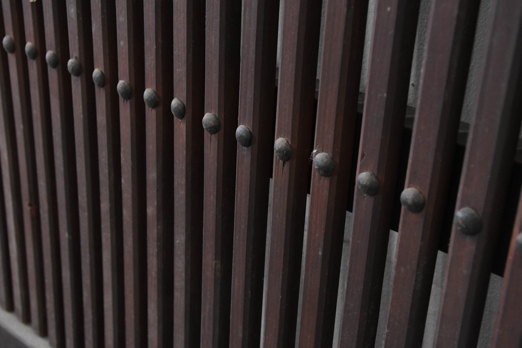 アンティーク建具　明治から大正期　縦桟×鋲打ちにツートンカラーが渋い格子蔵戸1枚　　(R-086522)