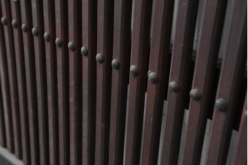 アンティーク建具　明治から大正期　縦桟×鋲打ちにツートンカラーが渋い格子蔵戸1枚　　(R-086522)