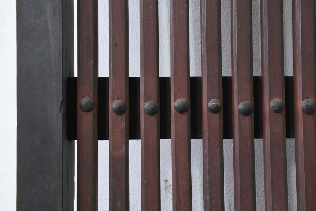 アンティーク建具　明治から大正期　縦桟×鋲打ちにツートンカラーが渋い格子蔵戸1枚　　(R-086522)