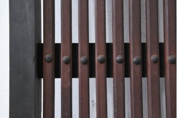 アンティーク建具　明治から大正期　縦桟×鋲打ちにツートンカラーが渋い格子蔵戸1枚　　(R-086522)