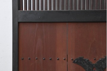 アンティーク建具　明治から大正期　縦桟×鋲打ちにツートンカラーが渋い格子蔵戸1枚　　(R-086522)
