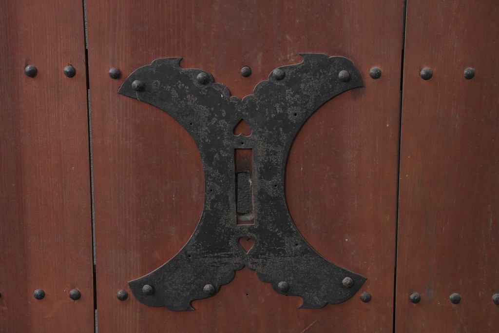 アンティーク建具　明治から大正期　縦桟×鋲打ちにツートンカラーが渋い格子蔵戸1枚　　(R-086522)