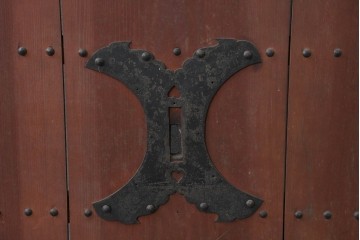 アンティーク建具　明治から大正期　縦桟×鋲打ちにツートンカラーが渋い格子蔵戸1枚　　(R-086522)