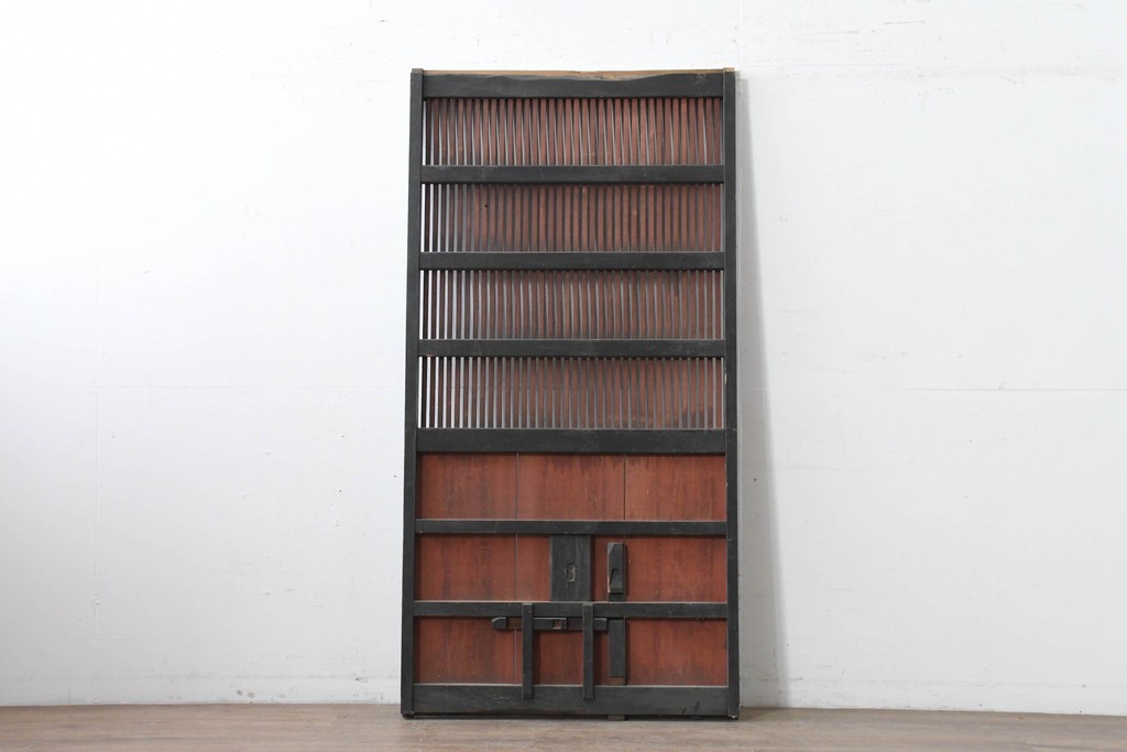 アンティーク建具　明治から大正期　縦桟×鋲打ちにツートンカラーが渋い格子蔵戸1枚　　(R-086522)