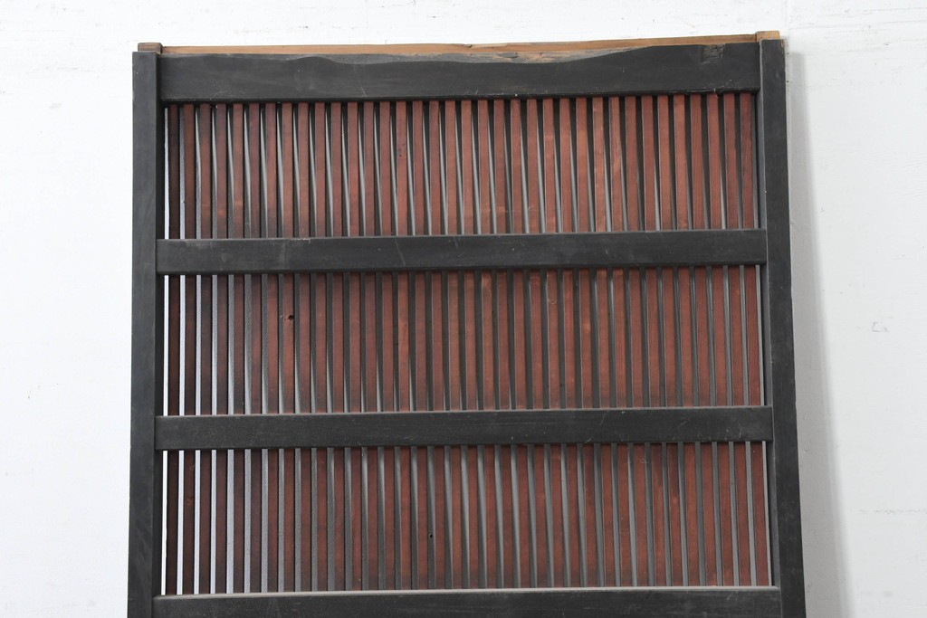 アンティーク建具　明治から大正期　縦桟×鋲打ちにツートンカラーが渋い格子蔵戸1枚　　(R-086522)