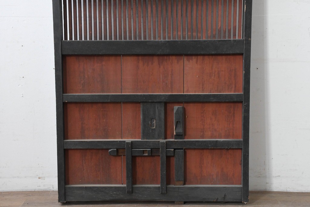 アンティーク建具　明治から大正期　縦桟×鋲打ちにツートンカラーが渋い格子蔵戸1枚　　(R-086522)