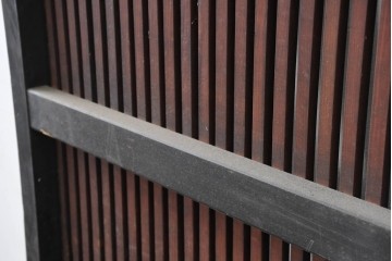 アンティーク建具　明治から大正期　縦桟×鋲打ちにツートンカラーが渋い格子蔵戸1枚　　(R-086522)