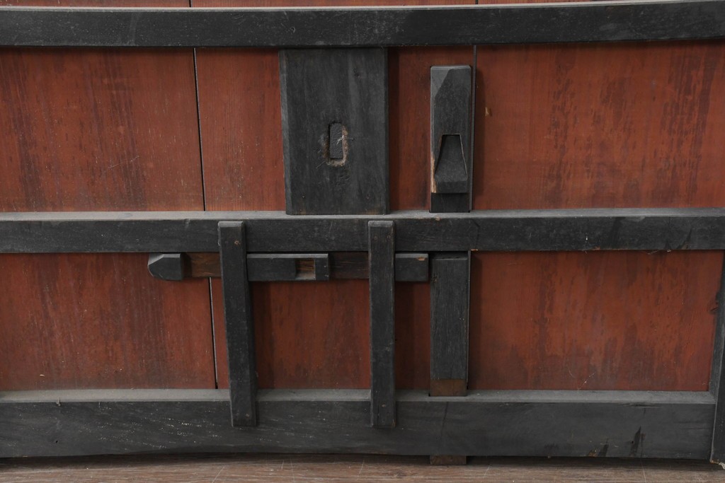 アンティーク建具　明治から大正期　縦桟×鋲打ちにツートンカラーが渋い格子蔵戸1枚　　(R-086522)