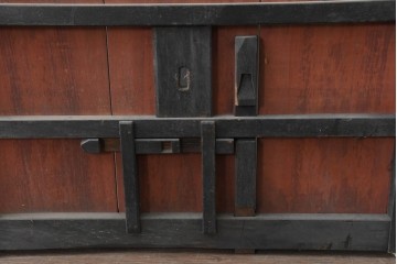 アンティーク建具　明治から大正期　縦桟×鋲打ちにツートンカラーが渋い格子蔵戸1枚　　(R-086522)