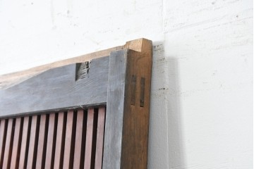 アンティーク建具　明治から大正期　縦桟×鋲打ちにツートンカラーが渋い格子蔵戸1枚　　(R-086522)