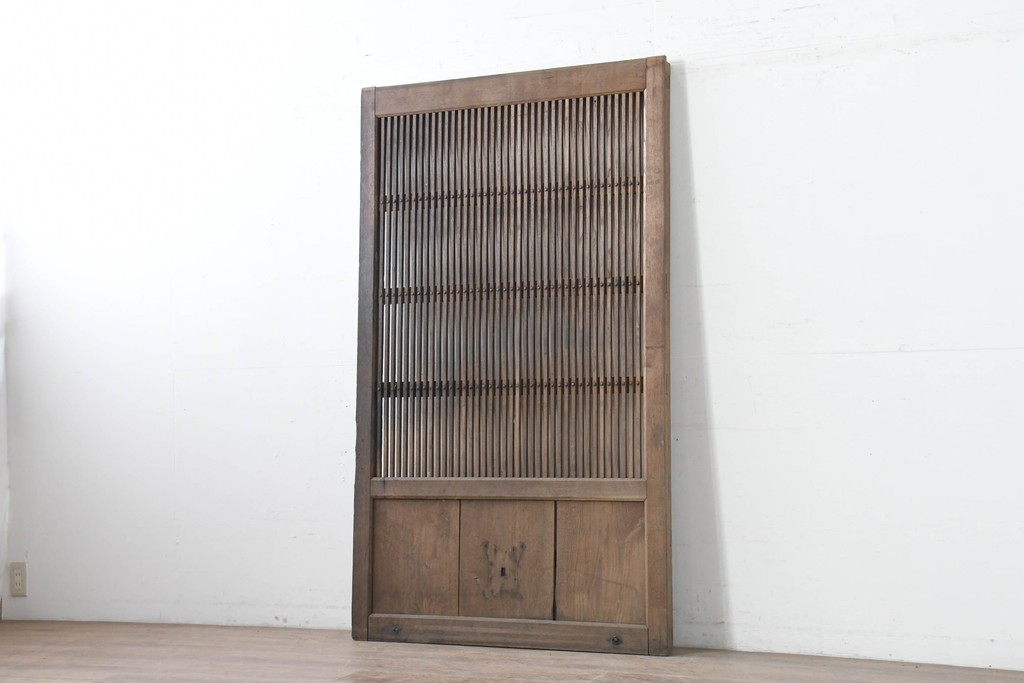 アンティーク建具　明治から大正期　栗(クリ)材　素朴で涼し気な縦桟格子の蔵戸1枚　　(R-086523)