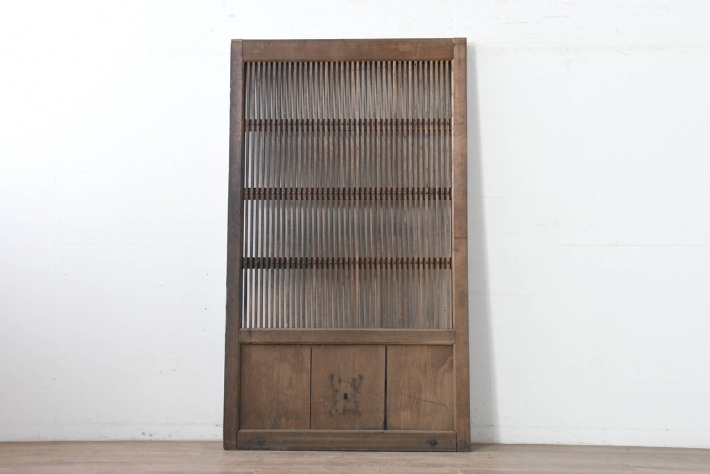 アンティーク建具　明治から大正期　栗(クリ)材　素朴で涼し気な縦桟格子の蔵戸1枚　　(R-086523)