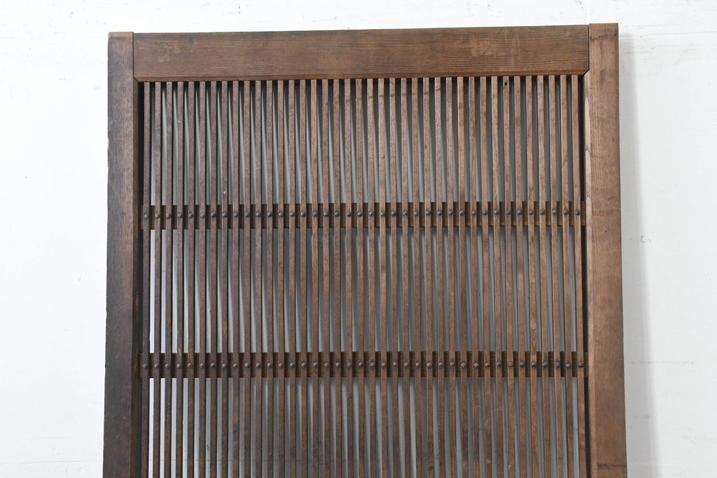 アンティーク建具　明治から大正期　栗(クリ)材　素朴で涼し気な縦桟格子の蔵戸1枚　　(R-086523)