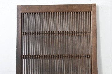 アンティーク建具　明治から大正期　栗(クリ)材　素朴で涼し気な縦桟格子の蔵戸1枚　　(R-086523)