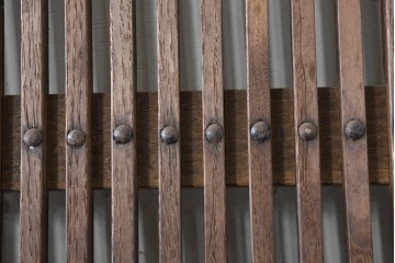 アンティーク建具　明治から大正期　栗(クリ)材　素朴で涼し気な縦桟格子の蔵戸1枚　　(R-086523)