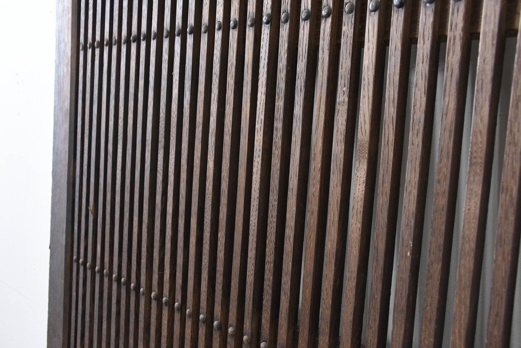 アンティーク建具　明治から大正期　栗(クリ)材　素朴で涼し気な縦桟格子の蔵戸1枚　　(R-086523)