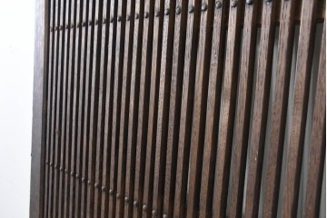 アンティーク建具　明治から大正期　栗(クリ)材　素朴で涼し気な縦桟格子の蔵戸1枚　　(R-086523)