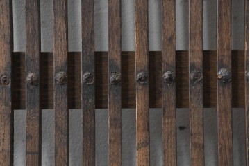 アンティーク建具　明治から大正期　栗(クリ)材　素朴で涼し気な縦桟格子の蔵戸1枚　　(R-086523)