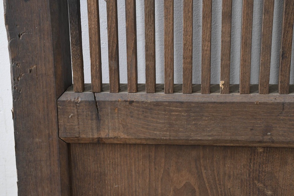 アンティーク建具　明治から大正期　栗(クリ)材　素朴で涼し気な縦桟格子の蔵戸1枚　　(R-086523)