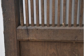 アンティーク建具　明治から大正期　栗(クリ)材　素朴で涼し気な縦桟格子の蔵戸1枚　　(R-086523)