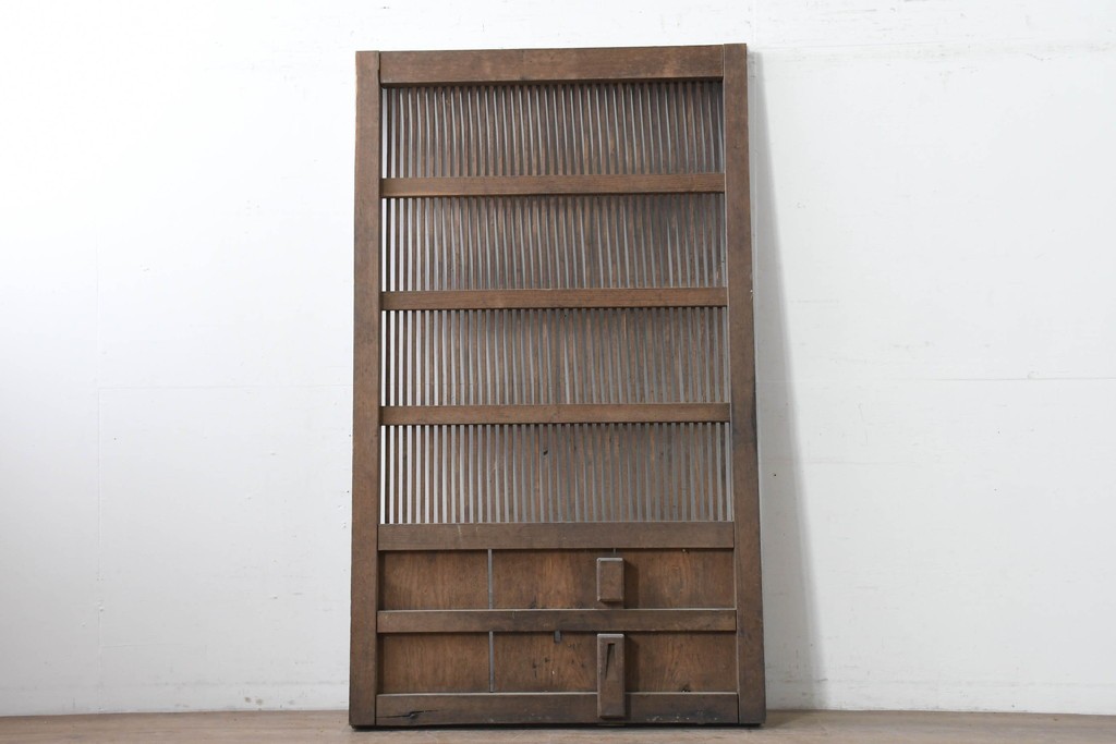 アンティーク建具　明治から大正期　栗(クリ)材　素朴で涼し気な縦桟格子の蔵戸1枚　　(R-086523)