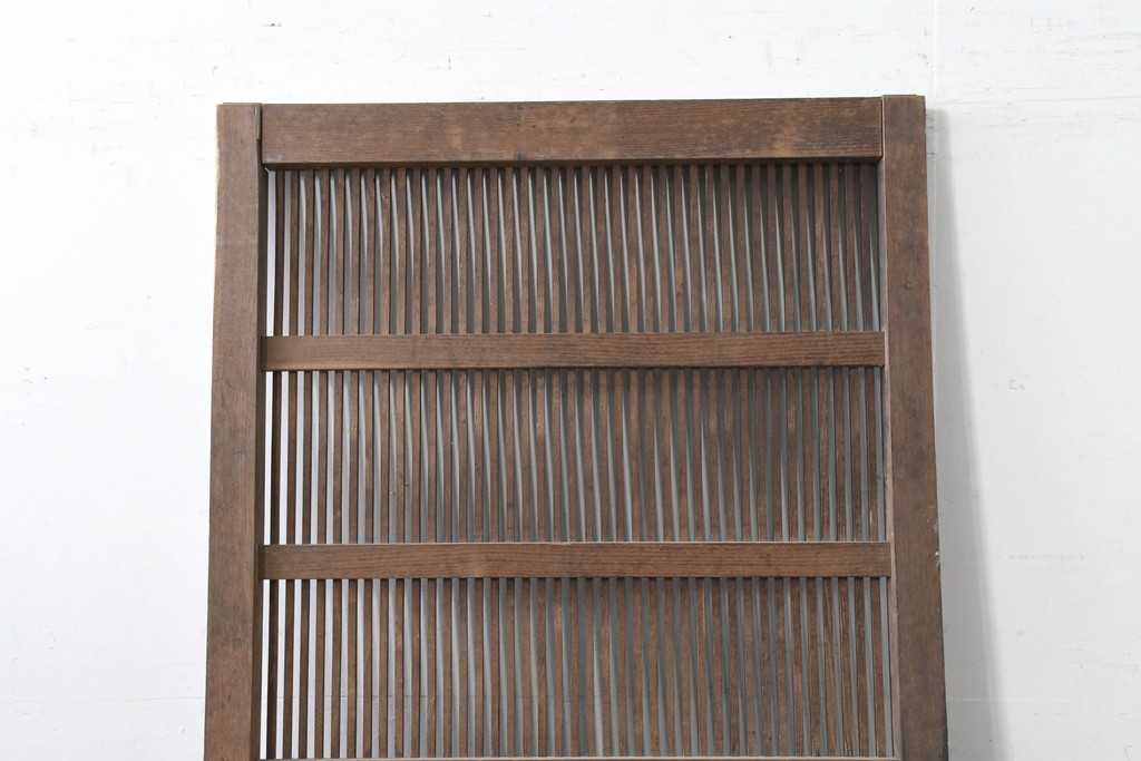 アンティーク建具　明治から大正期　栗(クリ)材　素朴で涼し気な縦桟格子の蔵戸1枚　　(R-086523)