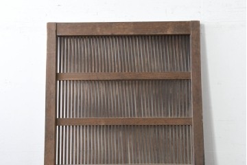 アンティーク建具　明治から大正期　栗(クリ)材　素朴で涼し気な縦桟格子の蔵戸1枚　　(R-086523)