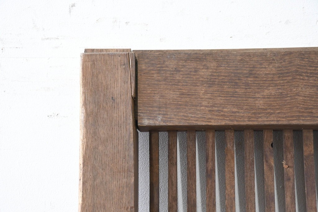 アンティーク建具　明治から大正期　栗(クリ)材　素朴で涼し気な縦桟格子の蔵戸1枚　　(R-086523)