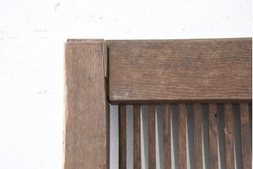 アンティーク建具　明治から大正期　栗(クリ)材　素朴で涼し気な縦桟格子の蔵戸1枚　　(R-086523)