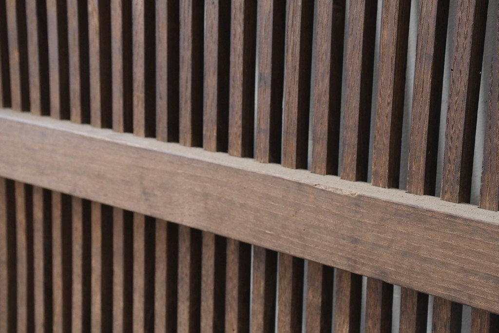 アンティーク建具　明治から大正期　栗(クリ)材　素朴で涼し気な縦桟格子の蔵戸1枚　　(R-086523)