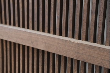 アンティーク建具　明治から大正期　栗(クリ)材　素朴で涼し気な縦桟格子の蔵戸1枚　　(R-086523)