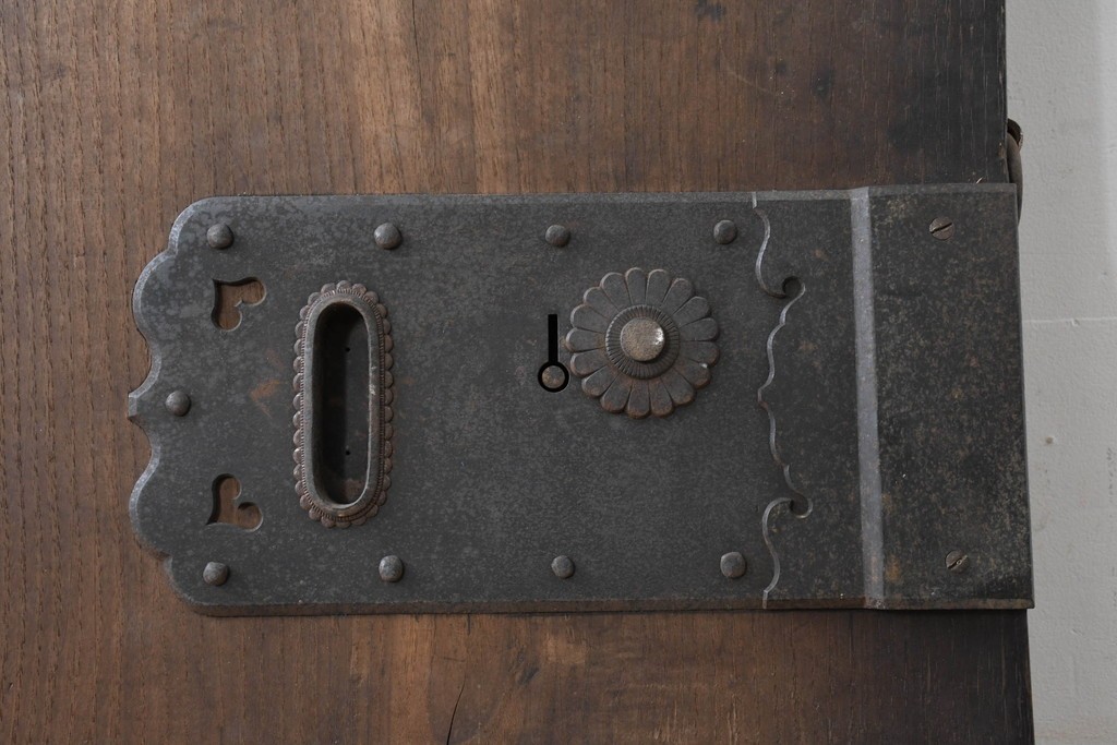 アンティーク建具　明治から大正期　栗材　モダンデザイン　框のないシンプルな蔵戸1枚　(R-086524)