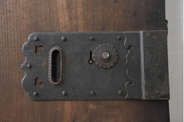 アンティーク建具　明治から大正期　栗材　モダンデザイン　框のないシンプルな蔵戸1枚　(R-086524)