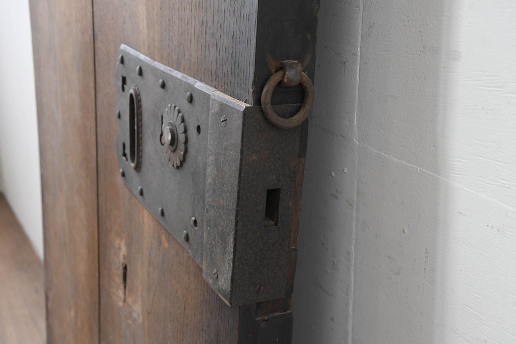 アンティーク建具　明治から大正期　栗材　モダンデザイン　框のないシンプルな蔵戸1枚　(R-086524)