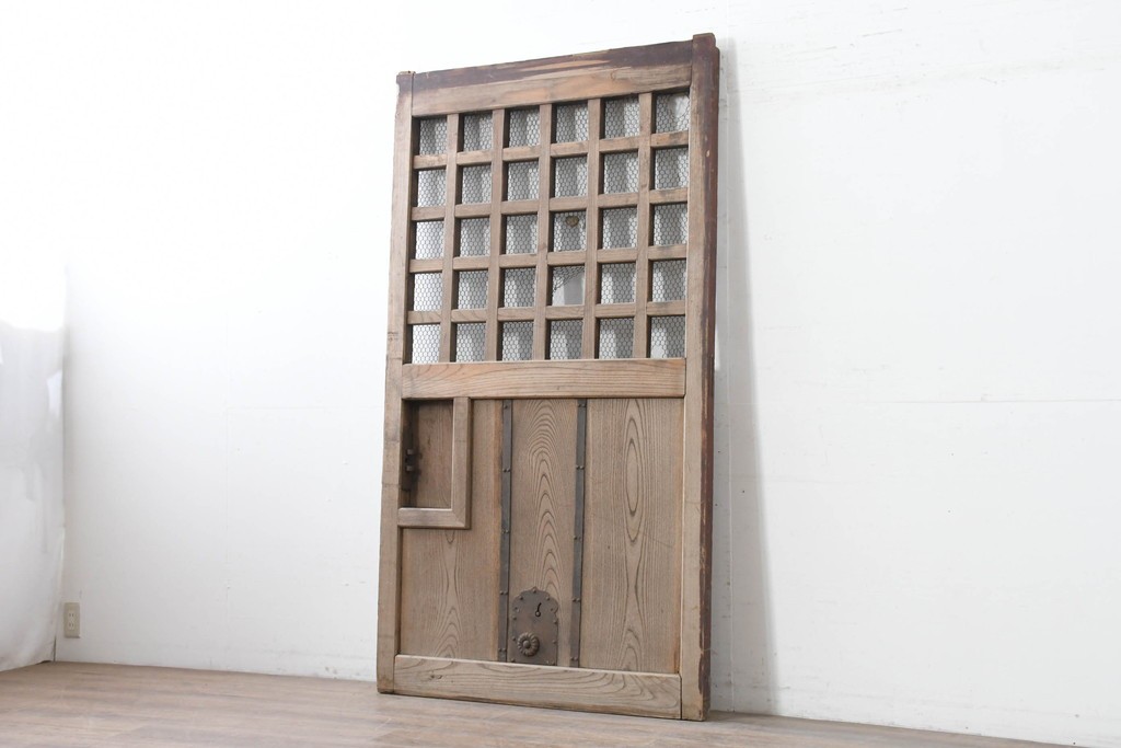 アンティーク建具　明治から大正期　総欅(ケヤキ)材　素朴な木味の金網入りきつね格子蔵戸1枚　　(R-086525)