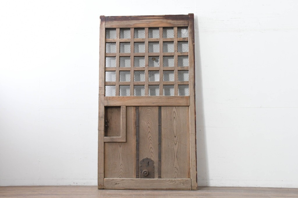 アンティーク建具　明治から大正期　総欅(ケヤキ)材　素朴な木味の金網入りきつね格子蔵戸1枚　　(R-086525)