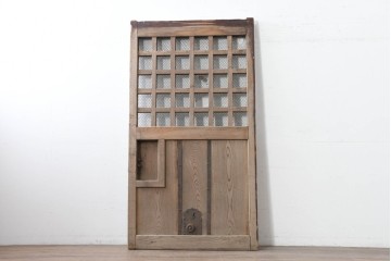 アンティーク建具　明治から大正期　総欅(ケヤキ)材　素朴な木味の金網入りきつね格子蔵戸1枚　　(R-086525)