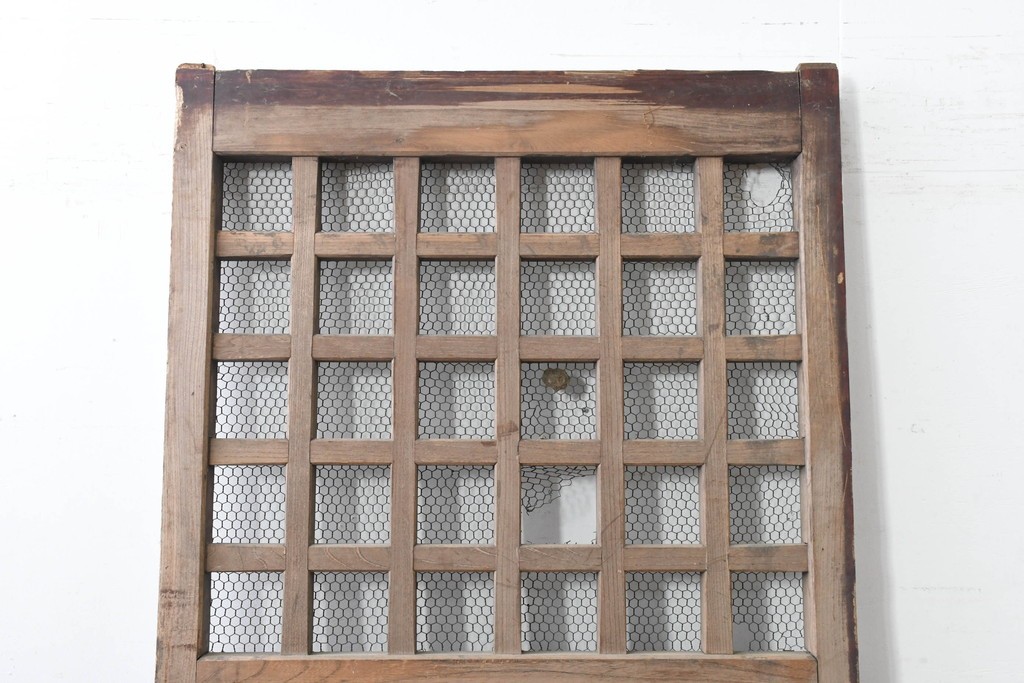 アンティーク建具　明治から大正期　総欅(ケヤキ)材　素朴な木味の金網入りきつね格子蔵戸1枚　　(R-086525)